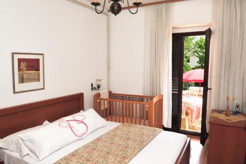 苏佩塔尔Seaside apartments with a swimming pool Supetar, Brac - 11360的一间卧室设有一张床和一个阳台