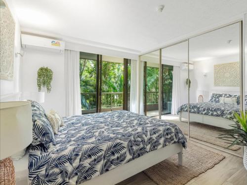 黄金海岸The Rocks Resort - Official的一间卧室设有两张床和大窗户