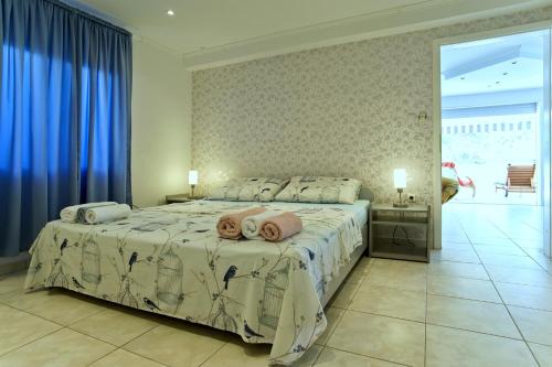 尼亚卢卡Apartments by the sea Cove Nova, Korcula - 11353的一间卧室配有一张大床和毛巾