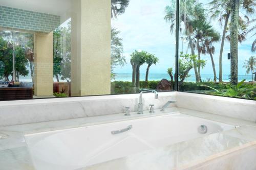 卡伦海滩Karon Sea View Beach Apartment的海景白色浴缸