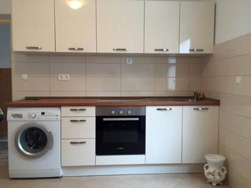 普契什查Apartments with WiFi Pucisca, Brac - 11416的厨房配有炉灶和洗衣机。