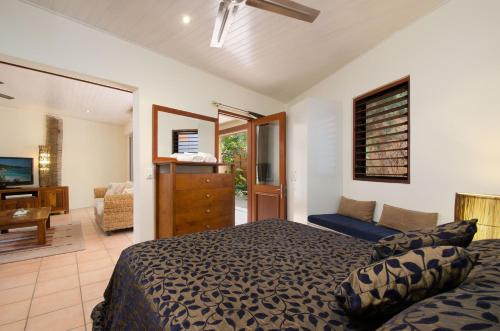 努萨角努萨公寓的一间卧室设有一张床和一间客厅。