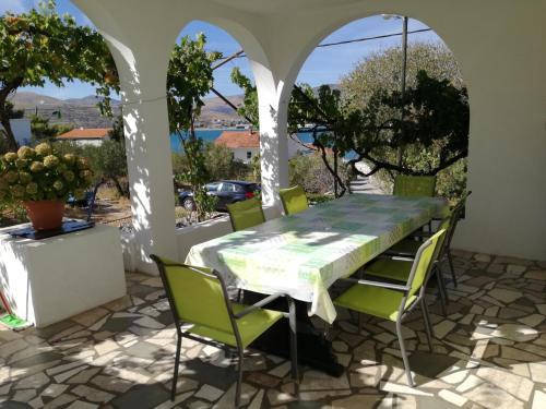 特罗吉尔Apartments by the sea Arbanija, Ciovo - 11321的美景庭院内的桌椅
