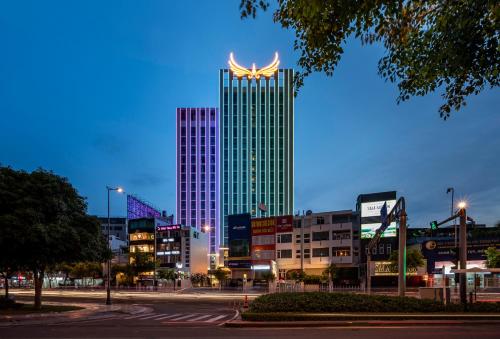 胡志明市Muong Thanh Luxury Saigon Hotel的一座高大的建筑,上面有标志