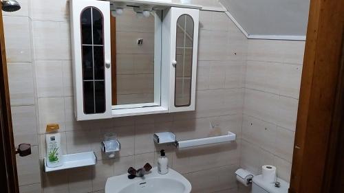 Santo ToméCasa con Piscina en Ramiras, Ourense的一间带水槽、镜子和卫生间的浴室