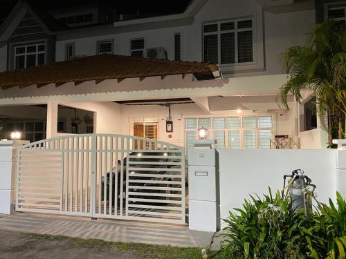 马六甲28 Residence Homestay的房屋前的白色围栏