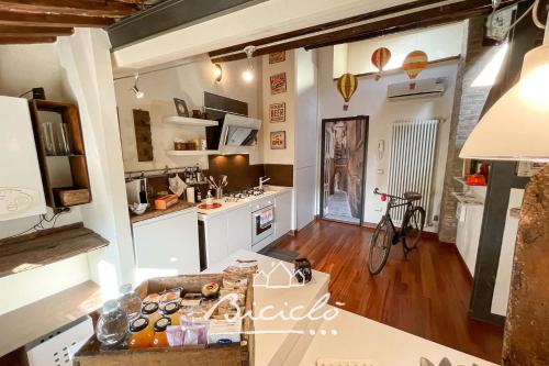 费拉拉费拉拉市比奇科罗公寓的厨房配有白色橱柜和台面