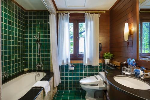 曼谷戴维斯泰国之家别墅的带浴缸、卫生间和盥洗盆的浴室