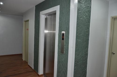 劳勿哲莱酒店@劳勿，彭亨的绿色墙壁的房间里,有电梯
