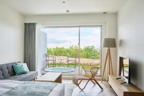 宫古岛Watermark Hotel & Resorts Okinawa Miyakojima的一间卧室配有一张床,享有庭院的景色