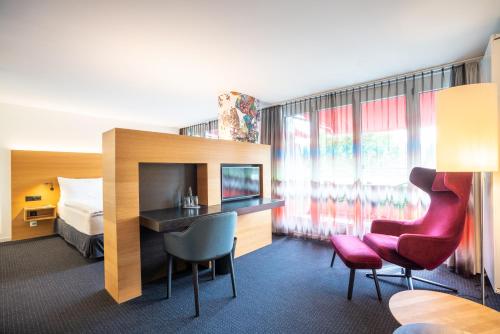 海登海登博登湖健康酒店的酒店客房,配有一张床、一张桌子和椅子