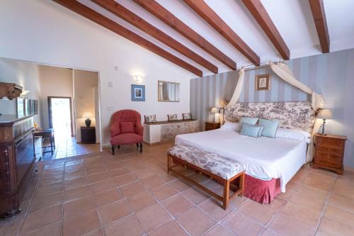 阿拉罗Hotel Rural S'Olivaret & Spa的卧室配有白色的床和红色椅子