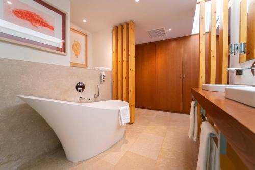 阿拉罗Hotel Rural S'Olivaret & Spa的浴室内设有大型白色浴缸。