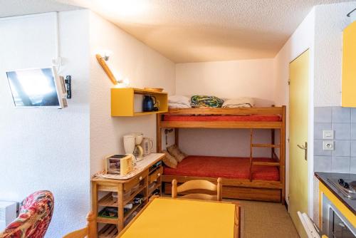 雷阿隆Appartement Chabrières的小房间设有双层床和桌子