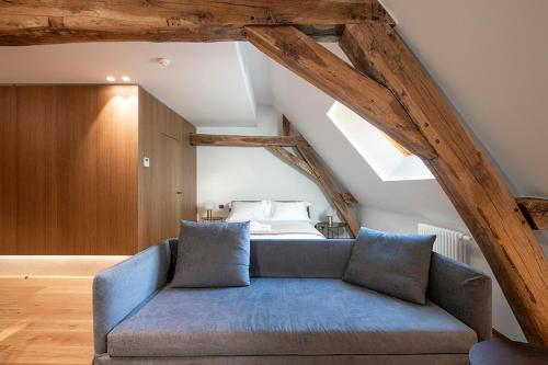 Vireux-WallerandChateau de Wallerand的一张蓝色的沙发,位于带床的房间