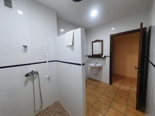 El GranadoPOSADA LOS PEDREGALES的浴室设有卫生间和墙上的镜子。