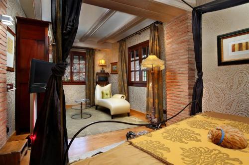 阿尔克萨尔Casa Rural La Parra de Maribel的一间卧室,卧室内配有一张床和一把椅子