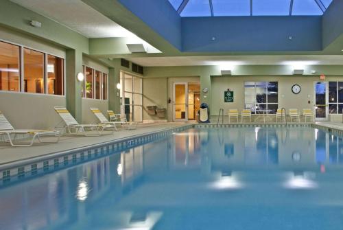 Bannockburn班诺克 - 迪尔菲尔德拉昆塔套房酒店的一个带桌椅的大型游泳池