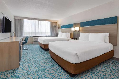 奥兰多Wyndham Orlando Resort & Conference Center, Celebration Area的酒店客房设有两张床和电视。