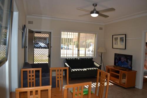 西南岩Clarkes Flat 1的客厅配有沙发和桌子