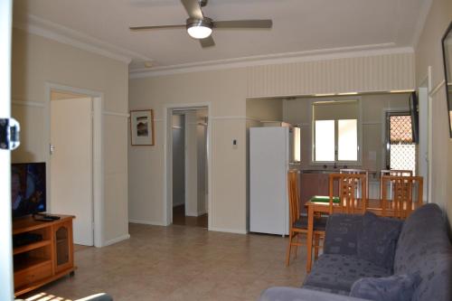 西南岩Clarkes Flat 1的客厅配有沙发和桌子