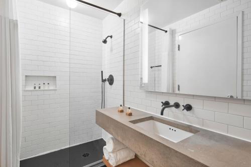 纽约Truss Hotel Times Square的白色的浴室设有水槽和镜子