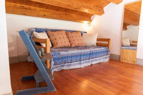 波托帕洛Casale Carratois - casa vacanze - Marzameni - Noto的木地板客房的一张床位