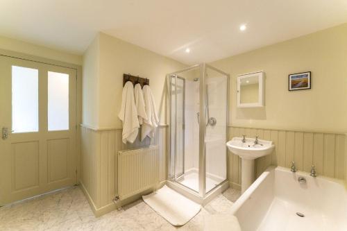 GargunnockGarden Cottage的带淋浴、浴缸和盥洗盆的浴室