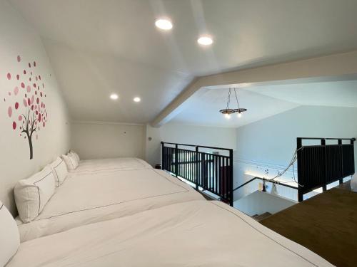 礁溪雅比斯二的卧室配有一张白色大床