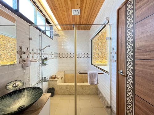 礁溪雅比斯二的带淋浴、盥洗盆和浴缸的浴室