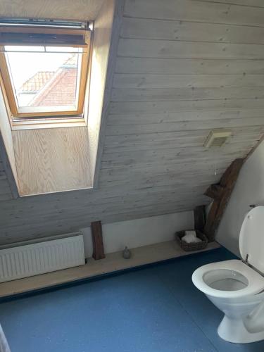 赛比Aabels的一间带卫生间和窗户的浴室