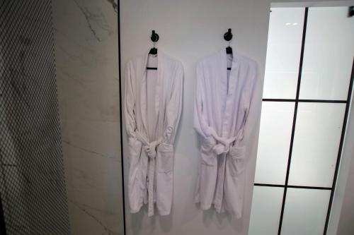 阿尔豪林德拉托里TESS Villa Le Clos Fleury的浴室墙上挂着两条白色毛巾