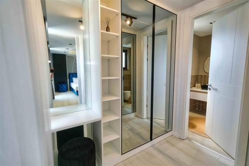 凯麦尔Yedisu Villaları Family Only的一间设有步入式衣柜和玻璃门的房间
