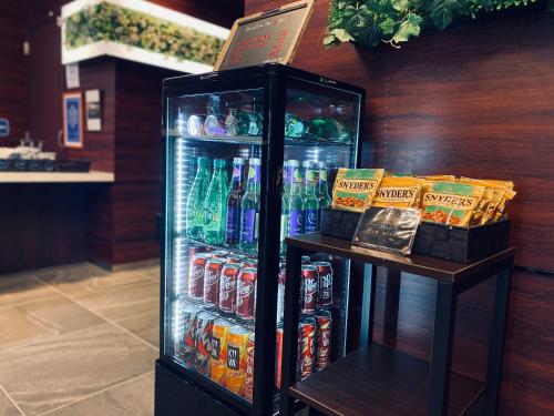 福冈福冈博多弗拉顿酒店的商店里装有饮料和小吃的冰箱