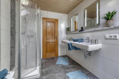 茨维泽尔Ferienwohnung Kollmaier的一间带两个盥洗盆和淋浴的浴室