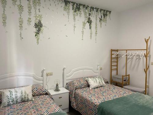 普韦布拉桑纳比亚Aire de Sanabria Puebla的一间卧室设有两张单人床,彼此相邻。
