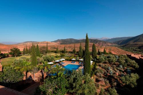泰赫瑙特卡斯巴安古尔酒店的享有带游泳池和树木的度假村的空中景致