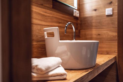 博尔扎诺Loom的浴室水槽、水龙头和台面毛巾