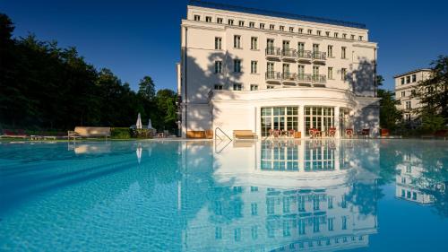 海利根达姆Grand Hotel Heiligendamm - The Leading Hotels of the World的建筑物前方有喷泉的建筑物