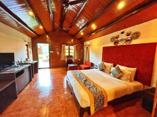 比纳里姆Beira Mar Beach Resort的一间带大床的卧室和一间厨房