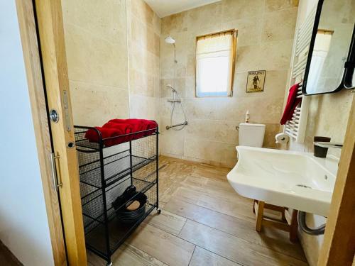 La TroncheChalet de Rozan的浴室配有白色水槽和白色卫生间