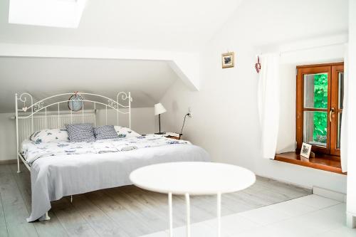 卡西纳维耶卡Apartamenty Stacja Kasina的白色卧室配有床和白色桌子