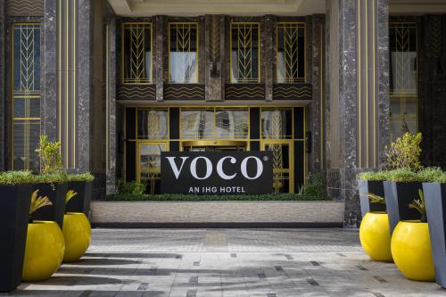 多哈voco Doha West Bay Suites, an IHG Hotel的窗户上带瑜伽标志的商店前
