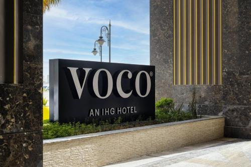多哈voco Doha West Bay Suites, an IHG Hotel的vogo inc商店的标志
