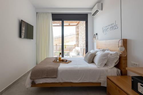 佩基罗德Villa Auretta的一间卧室配有一张带白色床单的大床