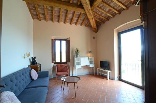 佛罗伦萨Podere di Montecchio - Colleramole的客厅配有蓝色的沙发和桌子
