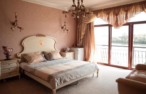 斯伽尔达Villa Avoti的一间卧室设有一张床和一个大窗户