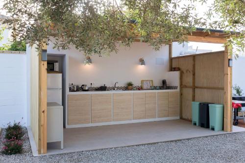 科尼尔-德拉弗龙特拉Glamping La Mimosa CONIL的一个带柜台和冰箱的户外厨房
