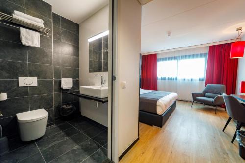 奈梅亨巴斯琛哥罗普酒店的一间酒店客房 - 带一张床和一间浴室