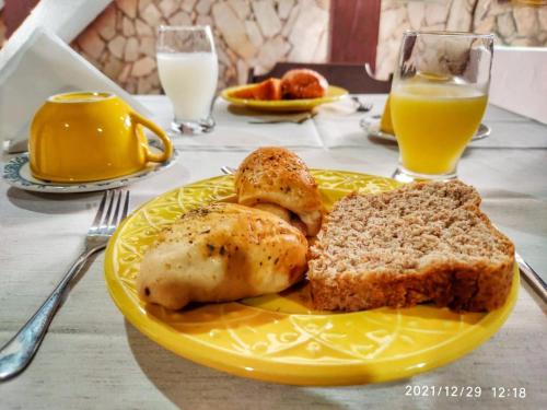 莫罗圣保罗Pousada Carpediem的黄色的食物,包括面包和橙汁